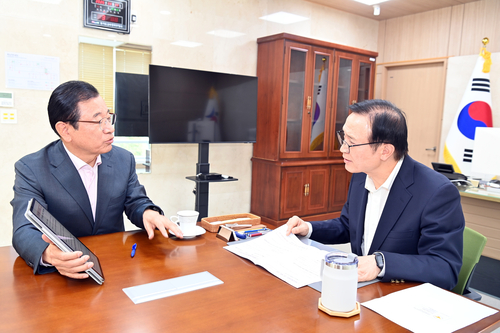 이현재 하남시장-임태희 경기도교육감(오른쪽) 11일 하남교육지원청 신속 개청 논의