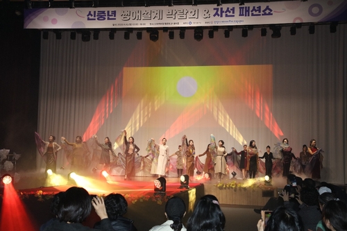 안양시 10일 롯데백화점 평촌점 문화홀에서 신중년 패션쇼 개최