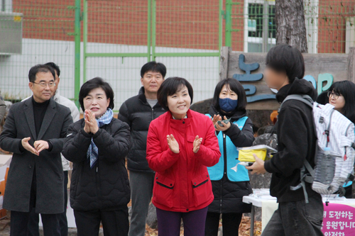 연천군의회 13일 전곡고등학교 정문 앞에서 2026학년도 대학수학능력시험 수험생 격려 캠페인 진행