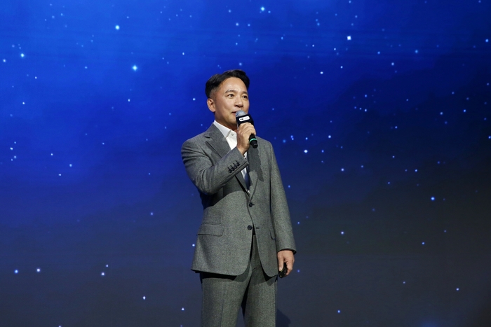 김택진 엔씨 CCO가 지스타 2025 개막 행사인 '오프닝 세션'에서 발표하고 있는 모습.