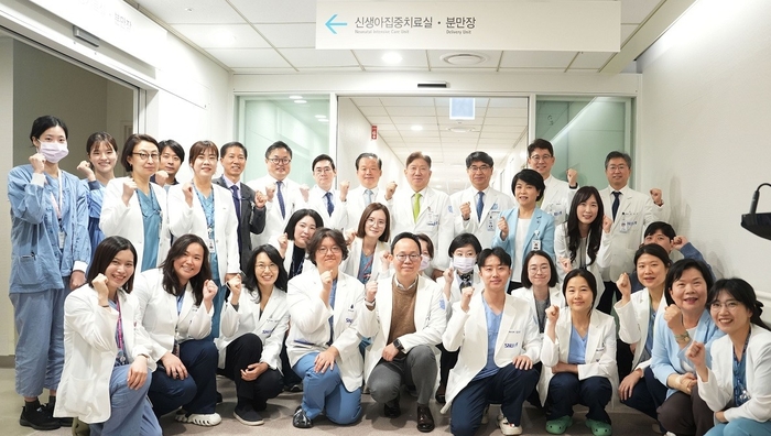 [사진2] 병원 집행진과 신생아중환자실 의료진들이 화이팅을 하고 있다