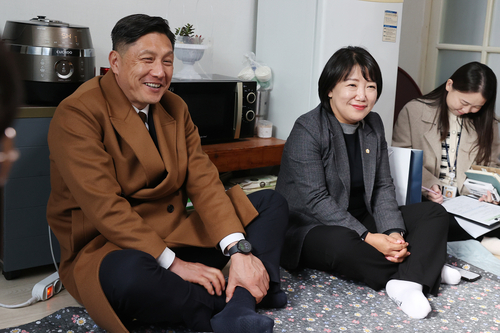 시흥시의회 '시흥시 이주배경청소년 주거환경 및 복지정책 연구회' 10일 정왕본동 소재 이주배경 아동 가구 방문