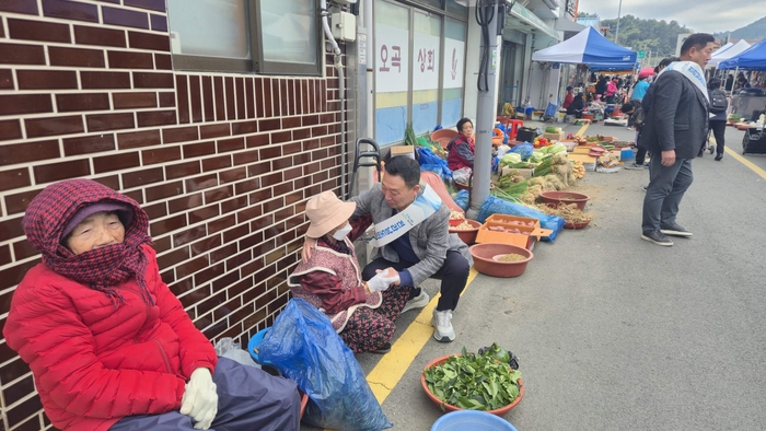 김인정 의원, '전통시장 장보기' 지역상권 살리고 나눔 실천