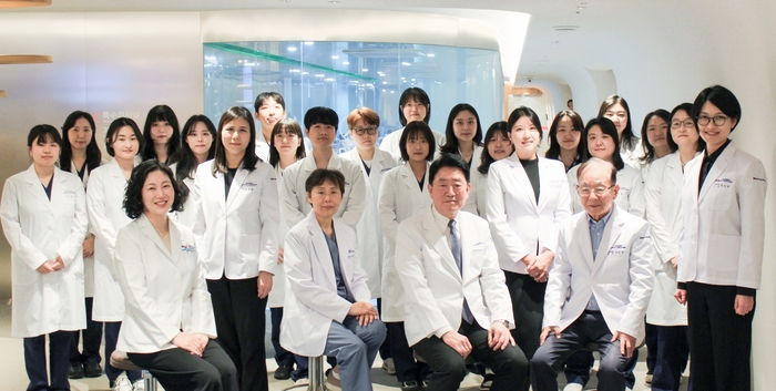 마곡 차병원 난임센터 의료진과 연구원들이 AI바이오탱크 앞에 모여서 촬영하고 있다. 마곡차병원은 마곡나루역 르웨스트시티 7층에 위치하며 17일부