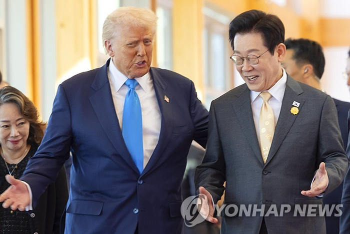 이재명 대통령과 도널드 트럼프 미국 대통령이 지난달 29일 경북 경주 박물관에서 정상회담장으로 이동하며 대화하고 있다. 사진=연합뉴스