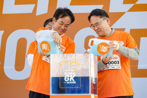 이동환 고양특례시장(왼쪽) 15일 '2025 Global 6K for Water마라톤 고양' 참여