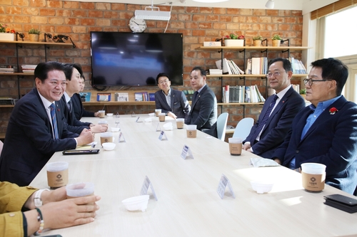 최대호 안양시장(왼쪽 첫번째)-명현관 해남군수(오른쪽 두번째)-박지원 국회의원(오른쪽 첫번째) 14일 안양시청 3층 접견실에서 담화