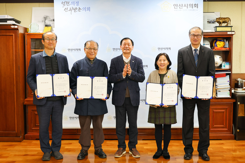 박태순 안산시의회 의장(가운데) 14일 의원연구단체 운영 심의위원애개 위촉장 수여