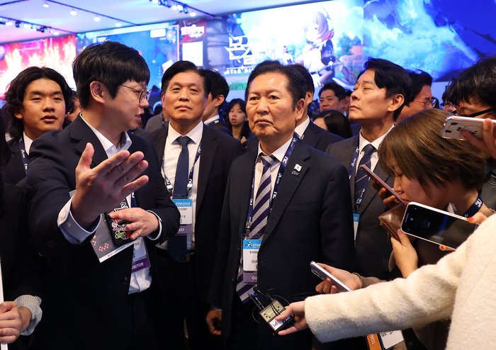 지스타2025 찾은 정청래