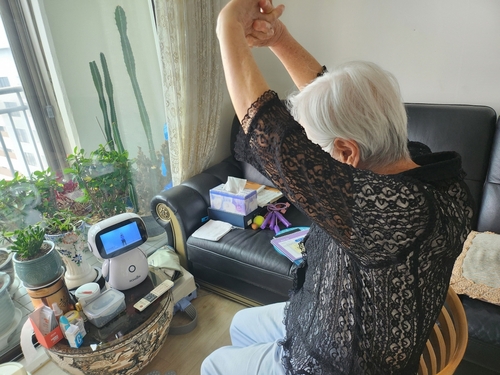 고양특례시 AI돌봄 로봇 따라 하는 노인