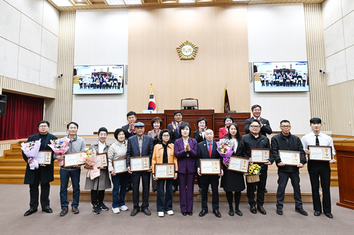 연천군의회 13일 모범 군민 13명에게 의장표창 수여