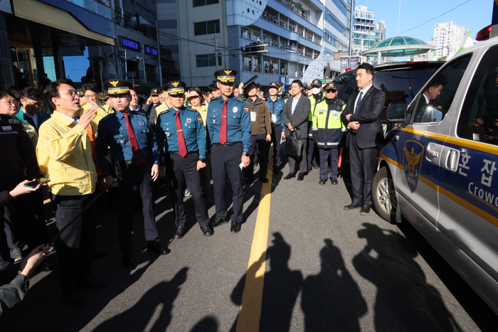 광안리해수욕장 찾은 김민석 총리, 불꽃축제 안전점검