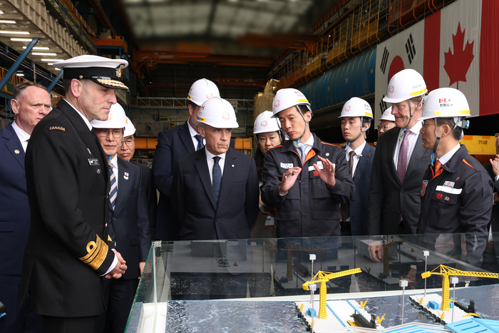 김동관 한화그룹 부회장이 마크 카니 캐나다 총리에게 한화오션의 잠수함에 대해 설명하는 모습. 사진=한화오션 제공
