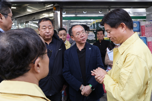 조용익 부천시장(오른쪽) 13일 트럭 돌진 사고가 있던 시장 현장점검