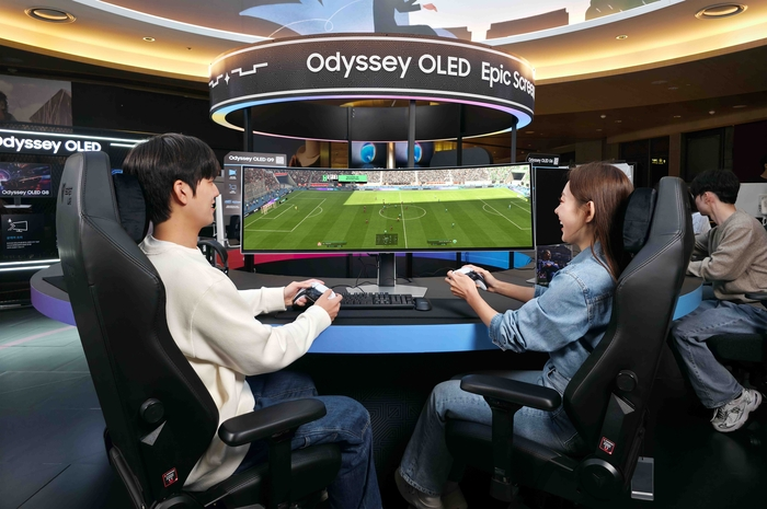 삼성전자 모델들이 32:9 '오디세이 OLED G9'으로 일렉트로닉 아츠(EA)의 최신 축구 게임 'EA 스포츠 FC 26'을 광시야각으로 즐기는 모습. 사진=삼성전자 