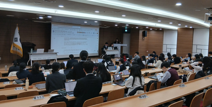 유엔환경계획과 에코나우가 지난 15~16일 성남시 분당구 국립국제교육원서 개최한 제13회 '유엔청소년환경총회'에서 고등학생들이 모의회담에 참여