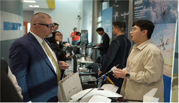드론 로드쇼 비즈니스 미팅 현장에서 업체 관계자와 바이어가 대화하는 모습. 사진=항공안전기술원 제공