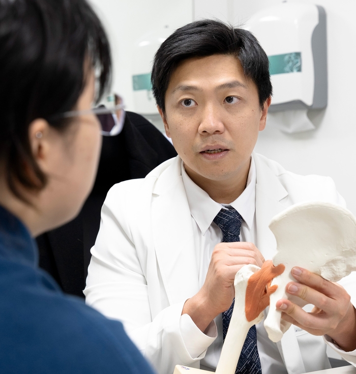 연세사랑병원 정재현 고관절관절내시경센터장이 환자와 상담을 진행하고 있다.