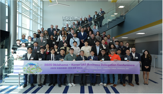 미국 오클라호마주에서 진행된 드론 로드쇼 현장 관계자들이 기념 사진을 촬영하고 있다. 사진=항공안전기술원 제공