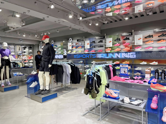 지난 9월 ABC마트가 서울 중구 초대형 러닝 특화형 매장 '그랜드 스테이지 명동점' 내 2츠엥 별도 조닝으로 구성한 ABC스포츠. 사진=ABC마트