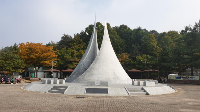 업인의 날 제정을 기념하는 조형물