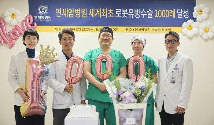 세브란스병원 [사진] 유방암센터 의료진(왼쪽부터 유방외과 김지예, 성형외과 송승용, 유방외과 박형석, 안지현, 성형외과 이동원 교수) (2)