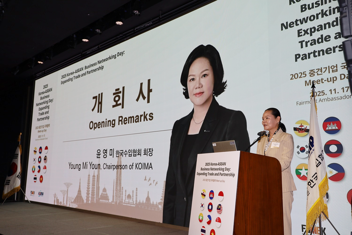 한국중견기업연합회(중견련)와 공동 개최한 '2025 중견기업 국제 협력 밋업 데이(Meet-up Day)'에서 발언하는 윤영미 한국수입협회장. 사진=한국수입협