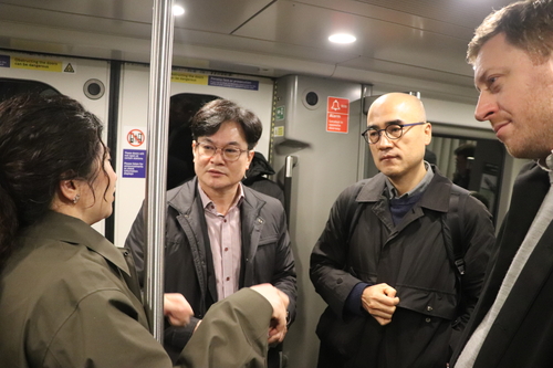 김포시 대표단 엘리자베스라인 지하철 탑승