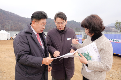 전진선 양평군수(왼쪽) 13일 국수다목적체육센터 착공식 사전점검