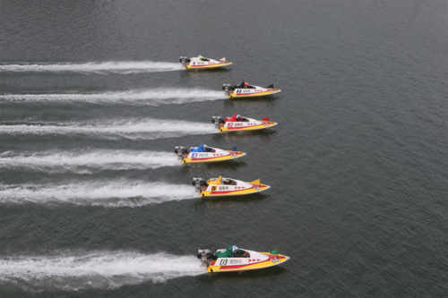 하남 미사경정장에서 선수들 물보라를 일으키며 질주