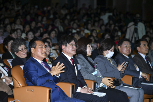 김병수 김포시장(왼쪽 두번째) 18일 2025년 제60회 전국여성대회에서 '우수 지방자치단체장상' 수상