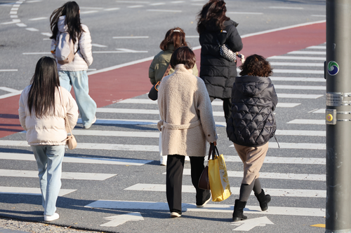 대전 서구 둔산동에서 두툼한 외투를 입은 시민들이 횡단보도를 건너고 있다. 연합뉴스