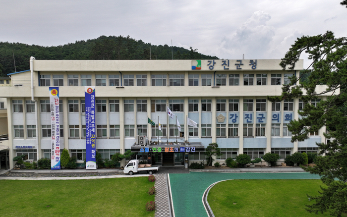 유족에게 위로금 전달한 강진군, '선거법 위반' 논란