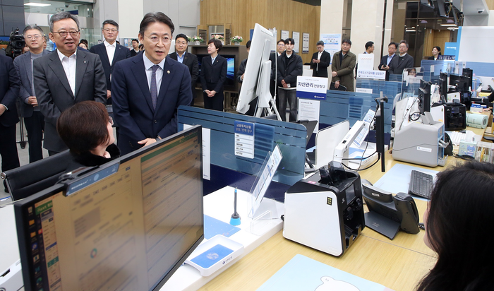 신한은행과 우리은행은 19일부터 은행 영업점에서 오픈뱅킹과 마이데이터 서비스를 이용할 수 있는 '오프라인 오픈뱅킹·마이데이터' 서비스를 시