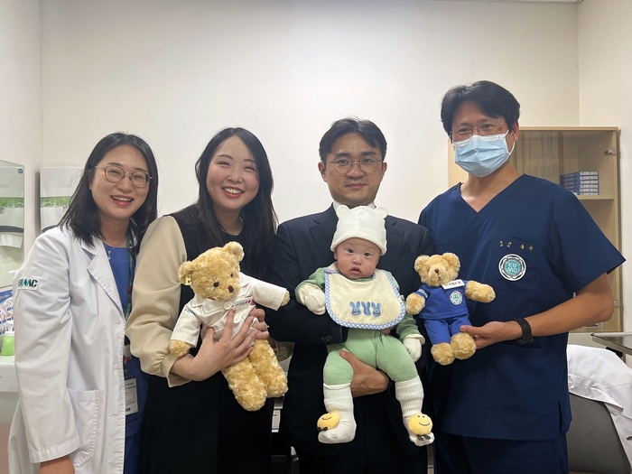 (왼쪽부터) 조유경 이대서울병원 장기이식코디네이터, 산모와 남편·아기, 홍근 이대서울병원 장기이식센터장