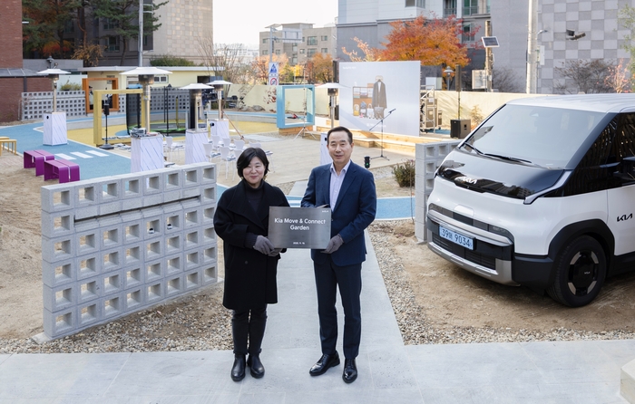 19일 서울 은평구 소재 아동양육시설 꿈나무마을 파란꿈터에서 진행된 '무브 & 커넥트' 차량 전달식에서 정원정 기아 국내사업본부장(부사장, 오른