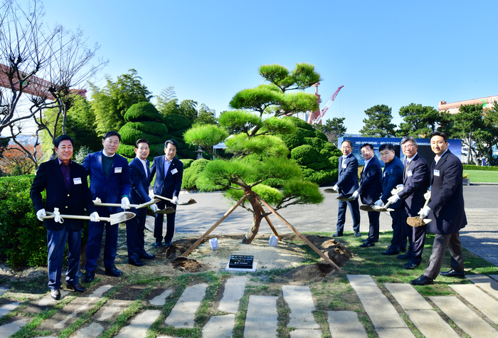 정기선 HD현대 회장이 전날 울산 HD현대중공업 영빈관에서 5000척 인도 기념 식수를 하고 있다. HD현대 제공
