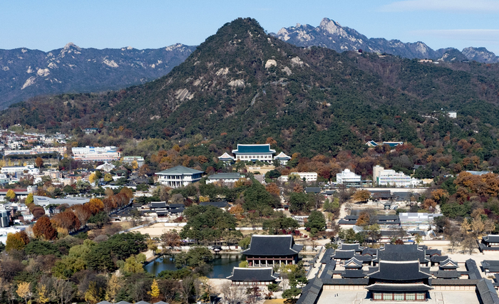 서울 청와대 인근에 단풍이 물들어 있다. 연합뉴스