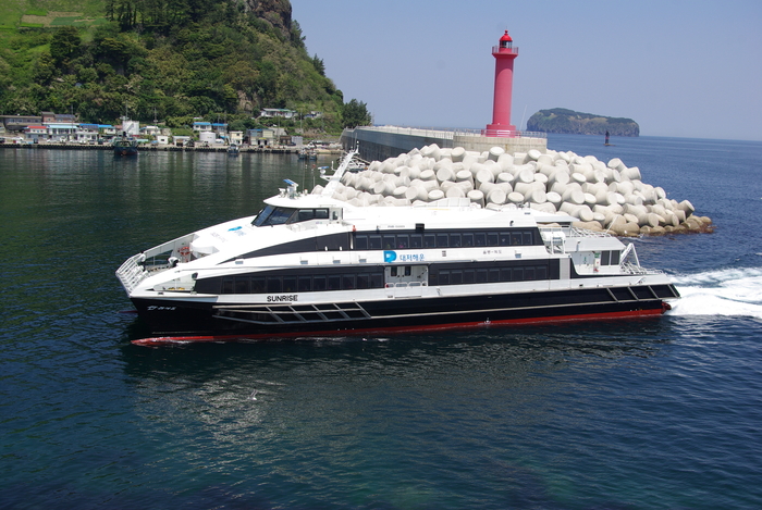 울릉도 여객선 단절 위기, 쌍동쾌속선 '썬라이즈호'로 긴급 봉합