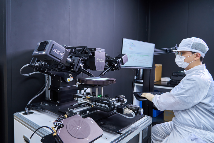 연구진이 실리콘 이종접합 태양전지의 결함을 분석하고 있다. 한국에너지기술연구원