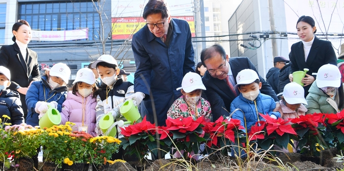 부산시는 20일 '사상광장로 그린카펫' 준공식을 개최했다고 밝혔다.