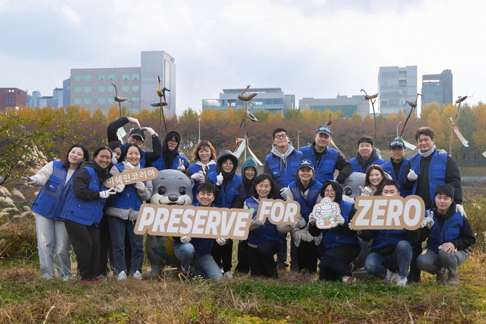 미쉐린코리아 임직원들이 20일 서울 성동구 중랑천 일대에서 생물 다양성 보전을 위한 환경 보호 봉사 활동을 펼친 뒤 기념촬영을 하고 있다.