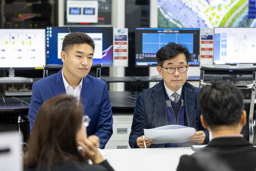 김태흥(오른쪽)-한채훈 의왕시의회 의원 20일 '롯데프리미엄아울렛 의왕점' 물 재이용시설 벤치마킹