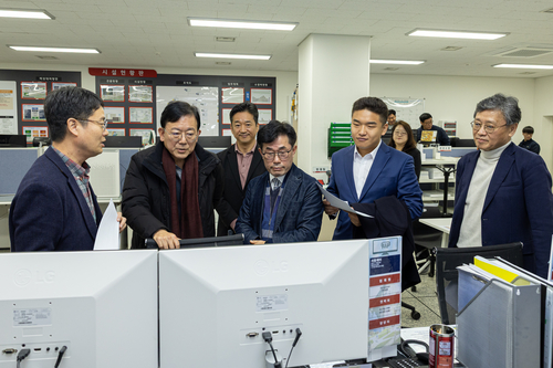 김태흥-한채훈 의왕시의회 의원, 이호식 국립한국교통대 교수, 박명균 경기도물산업협회 자문위원 20일 '롯데프리미엄아울렛 의왕점' 물 재이용시