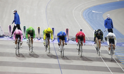 광명 광명스피돔에서 열린 경륜 경주에서 출전 선수들 출발