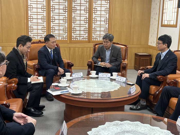 이종화 수협중앙회 수산경제연구원장(왼쪽 세 번째)이 20일 농협중앙회에서 열린 농어촌분야 연구협력을 위한 기관·단체 정보교류 간담회에서 이욱