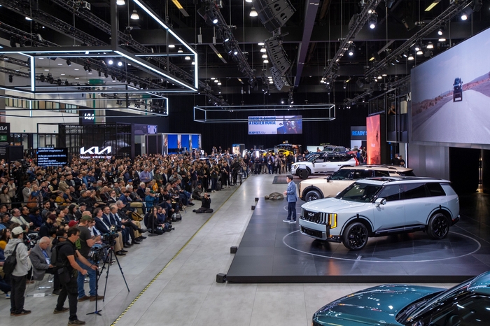 20일(현지시각) 미국 LA 컨벤션 센터에서 열린 '2025 LA 오토쇼' 보도발표회에서 관람객들이 신형 텔루라이드에 대한 설명을 듣고 있다.