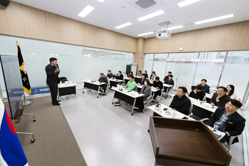 김포시의회 '지속가능한 명품도시 연구회' 20일 '생성형AI시대 핵심 트렌드와 지방정부 혁신 전략'전문가 초청 강연 개최