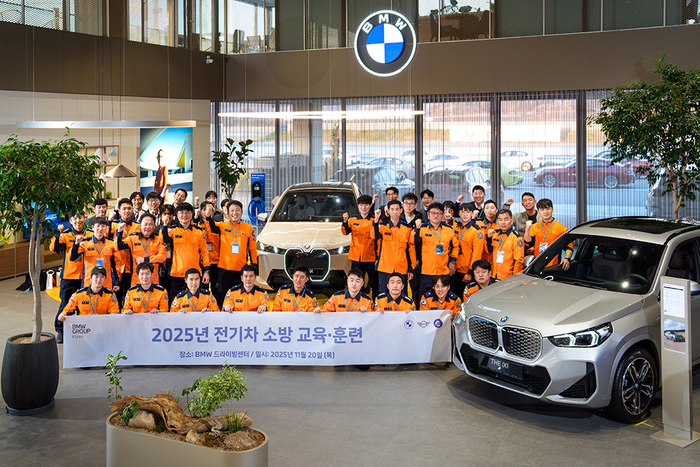 인천 지역 소방관들이 20일 인천 영종도 BMW 드라이빙 센터에서 진행된 전기차 소방 교육·훈련에 참가한 뒤 기념촬영을 하고 있다.