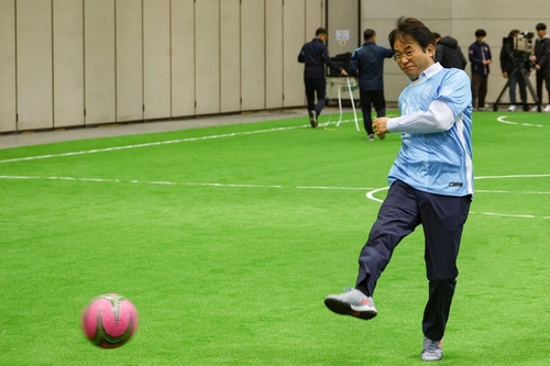 이동환 고양특례시장 22일 '2025년 고양 전국 여성 풋살대회' 개막식 시축